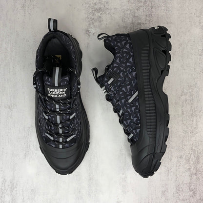 Burberry Arthur "Black-Grey Monogram"