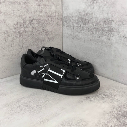 Valentino Garavani VL7N "Black"