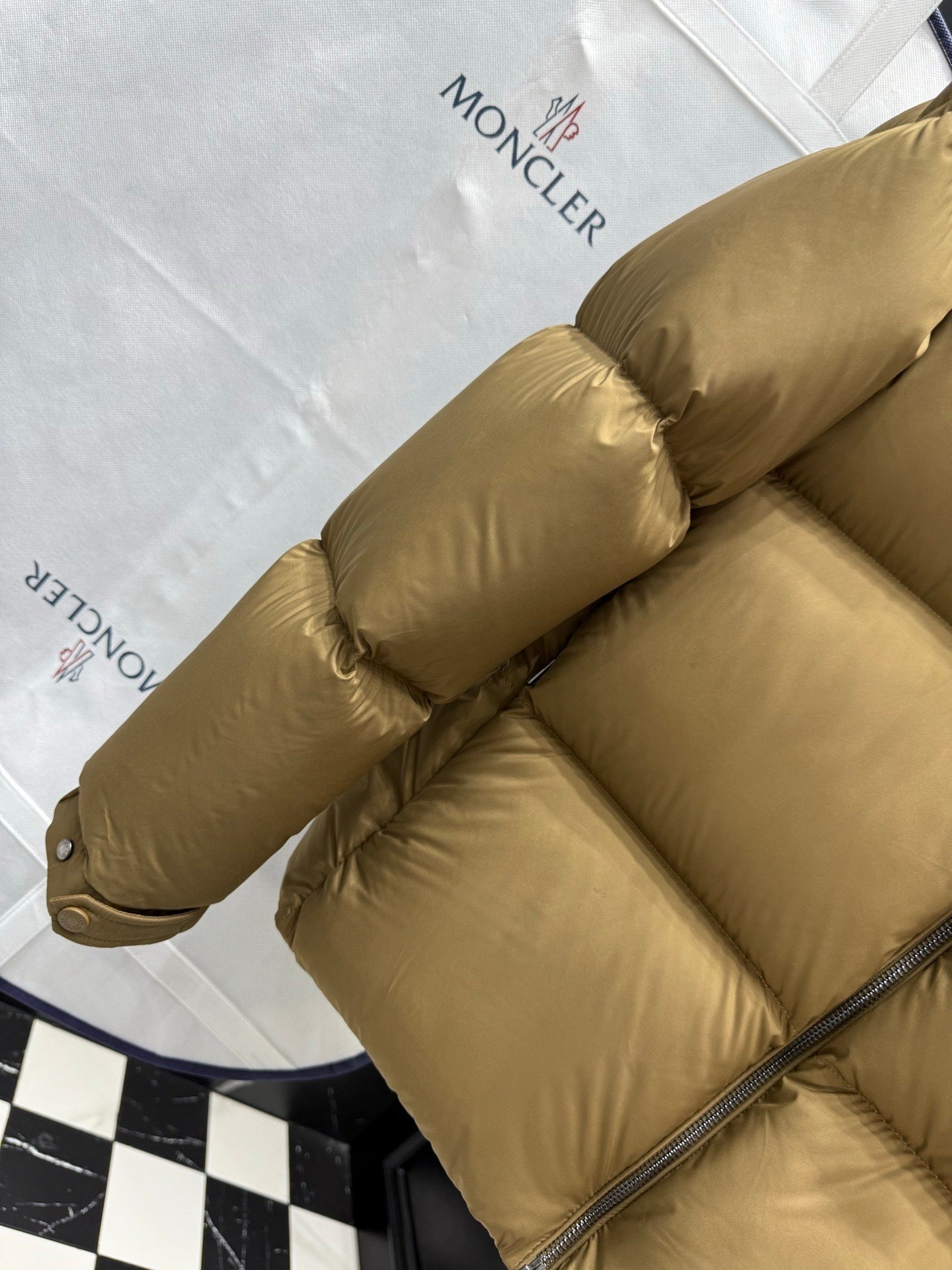 Moncler Chinon Square-Quilted Short Down Jacket "Camel Beige"