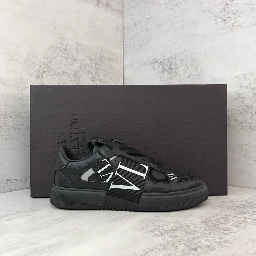 Valentino Garavani VL7N "Black"