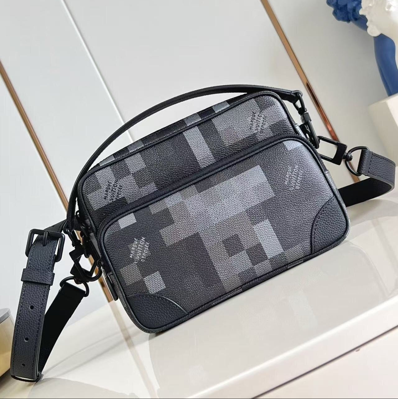 Louis Vuitton Nil Messenger
