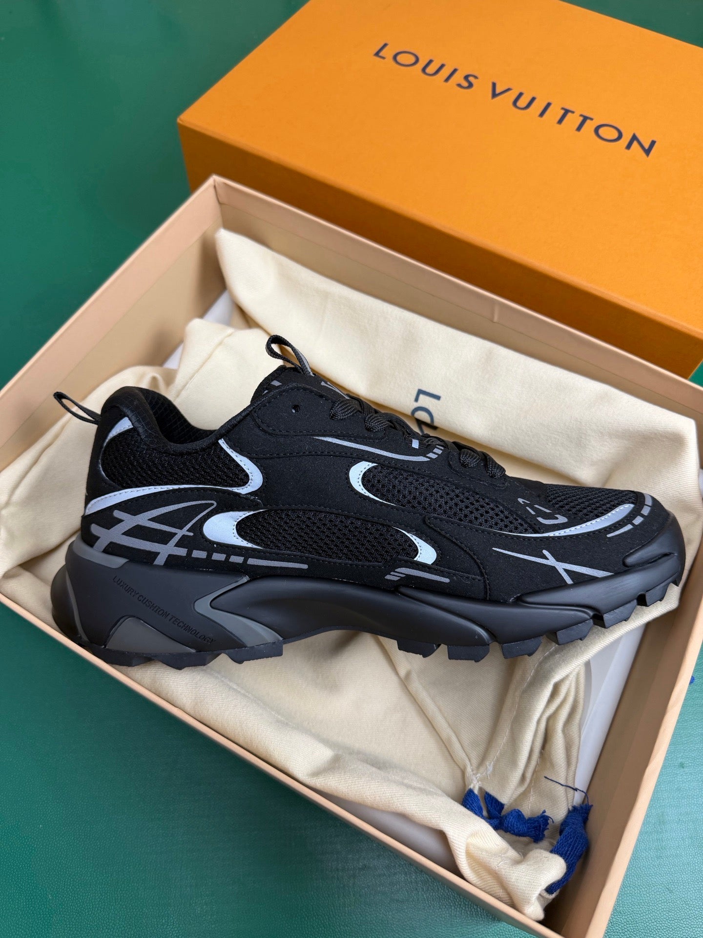 Louis Vuitton Tactic Runner "Black-Grey"