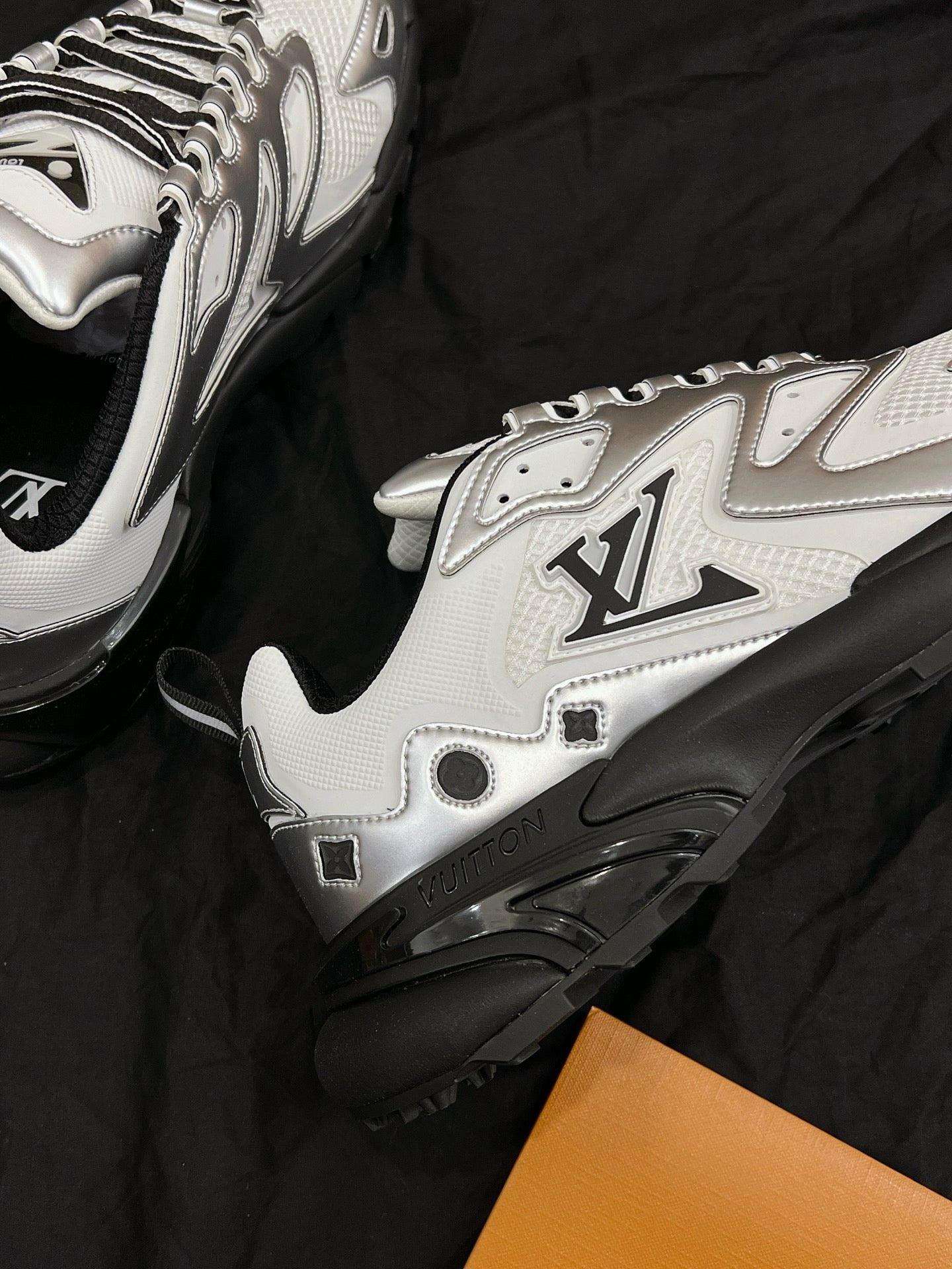 Louis Vuitton Tactic Runner "White-Silver-Black"