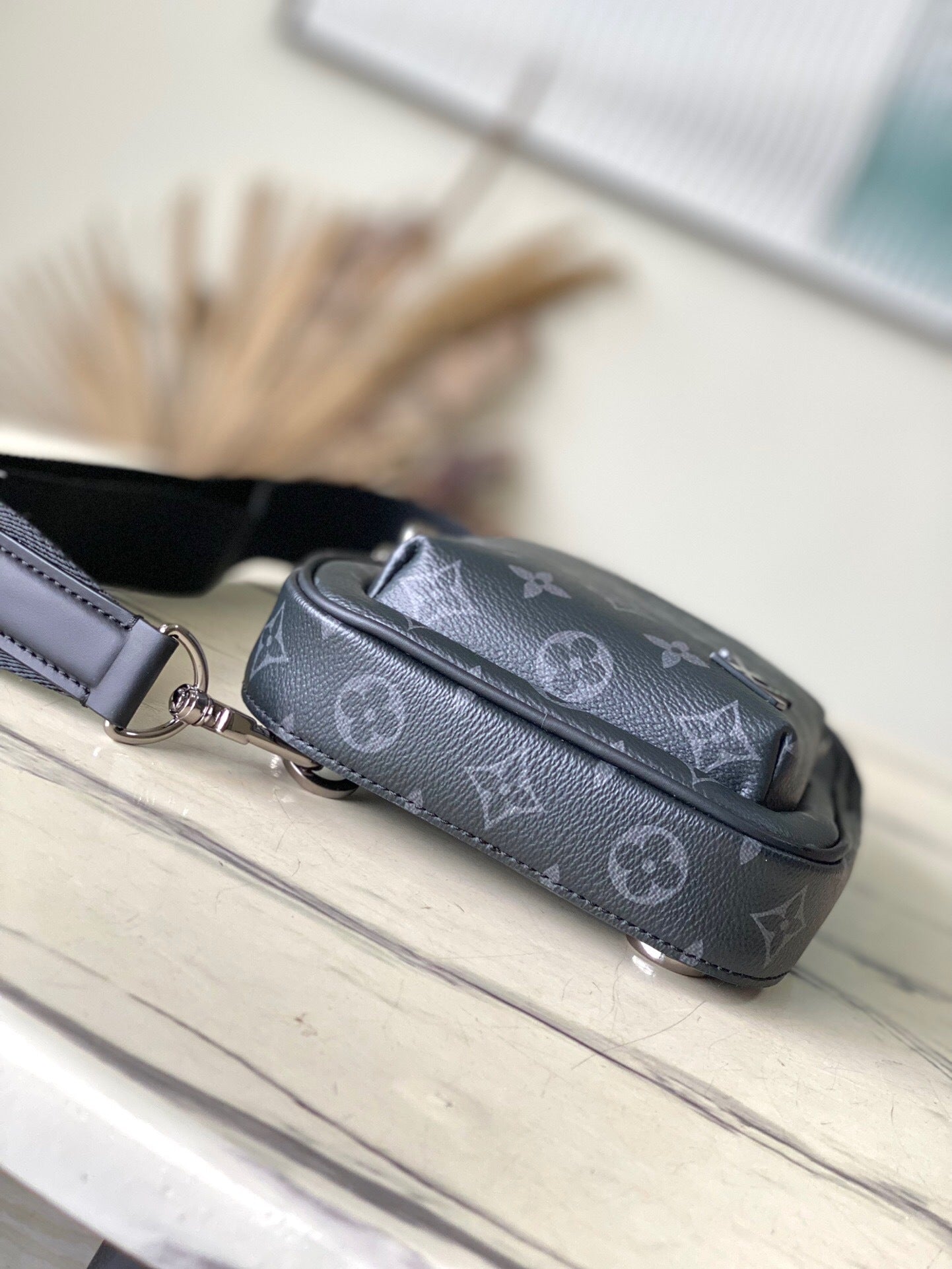 Louis Vuitton Avenue Slingbag