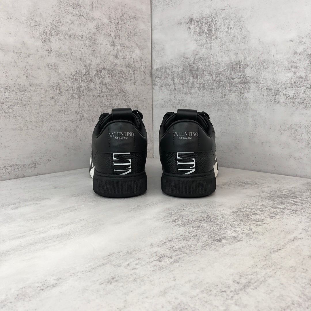 Valentino Garavani VL7N "Black-White"