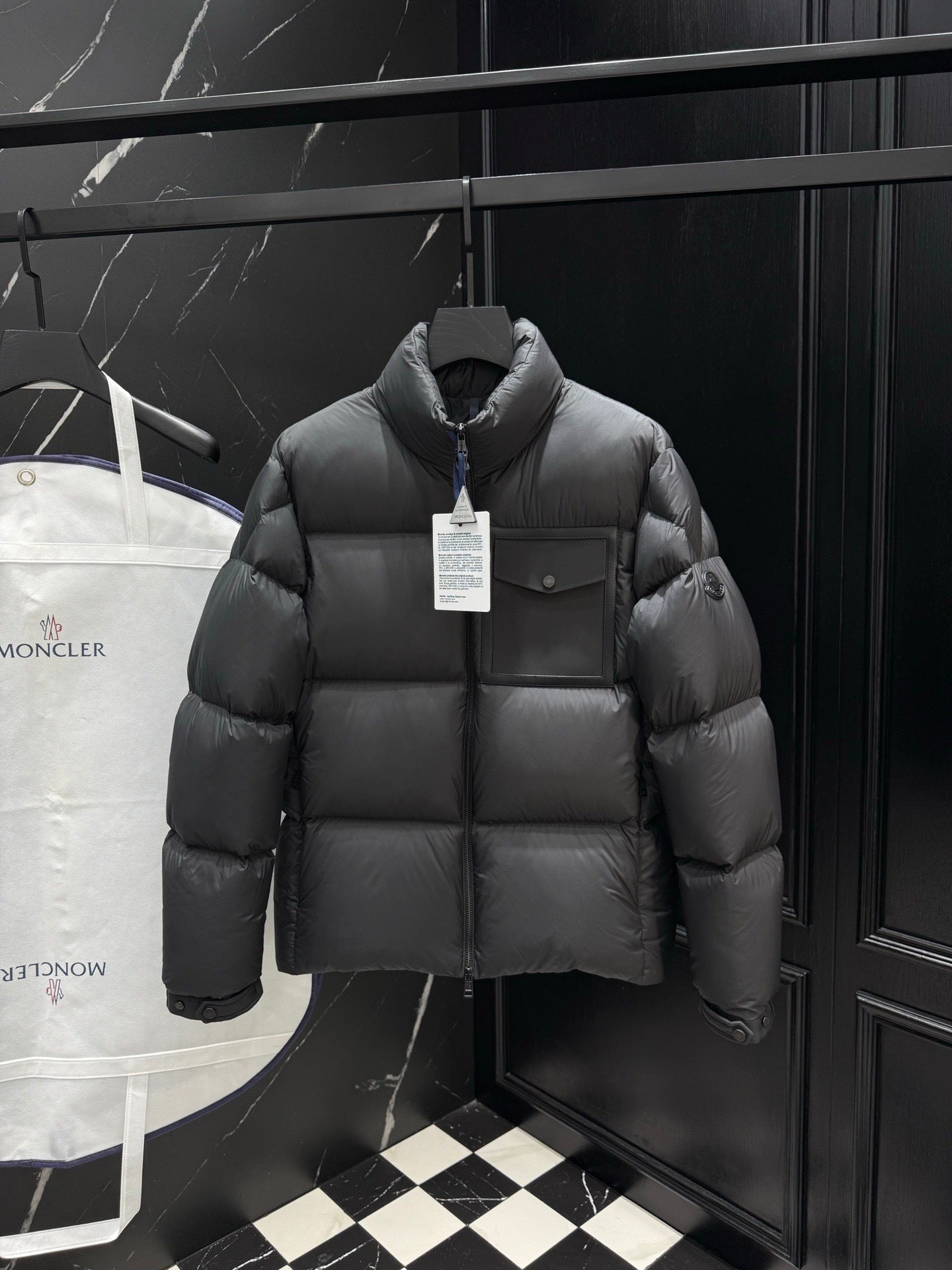 Moncler Chinon Square-Quilted Short Down Jacket "Black"