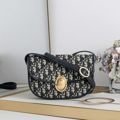 Dior Medium Dior Médaillon Flap Bag "Beige Dior Oblique Jacquard"