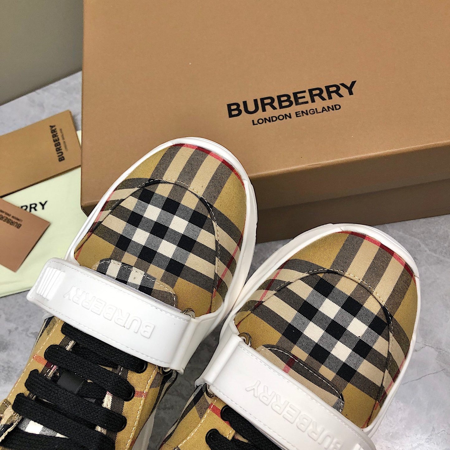 Burberry Ramsey "Beige-White"