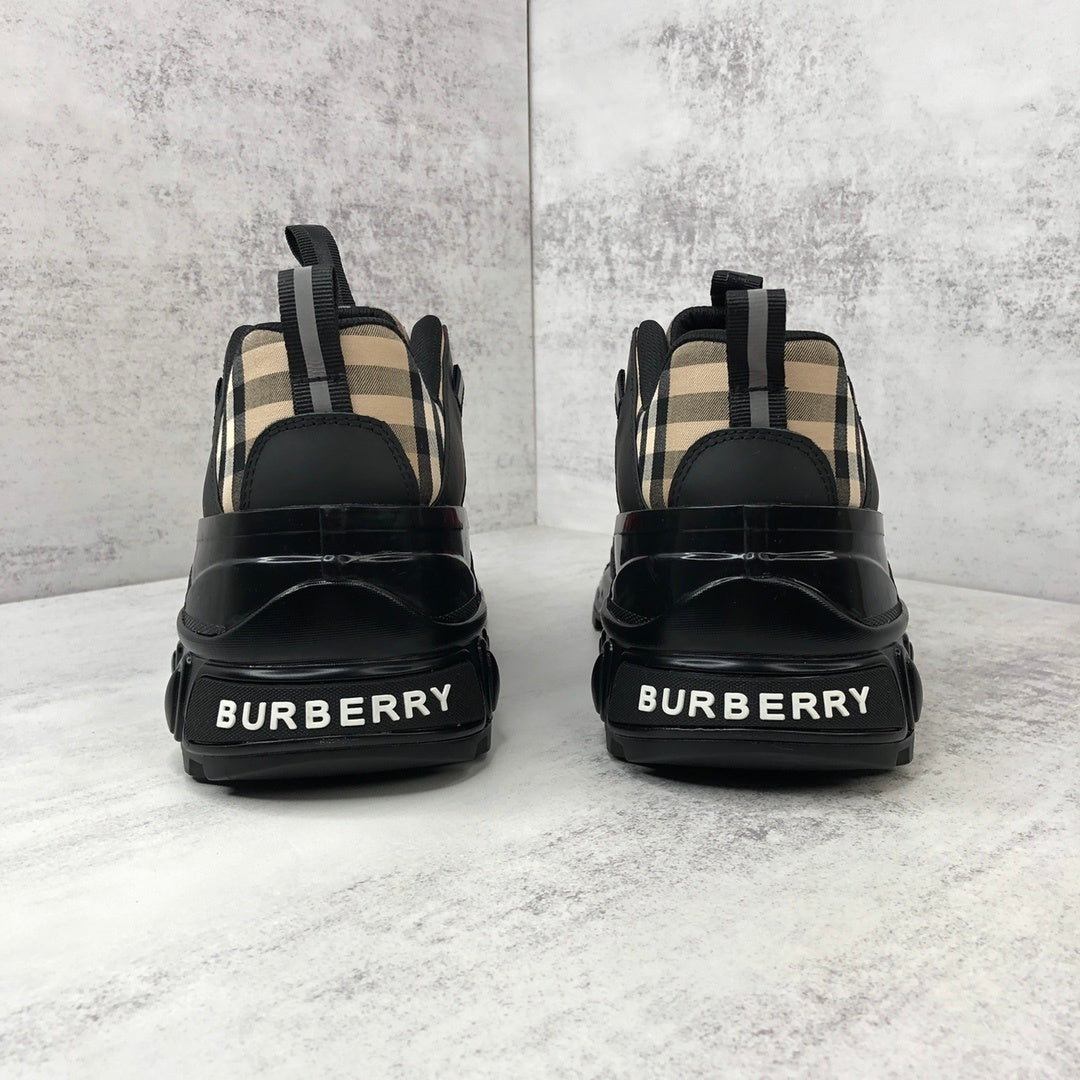Burberry Arthur "Black-Red"