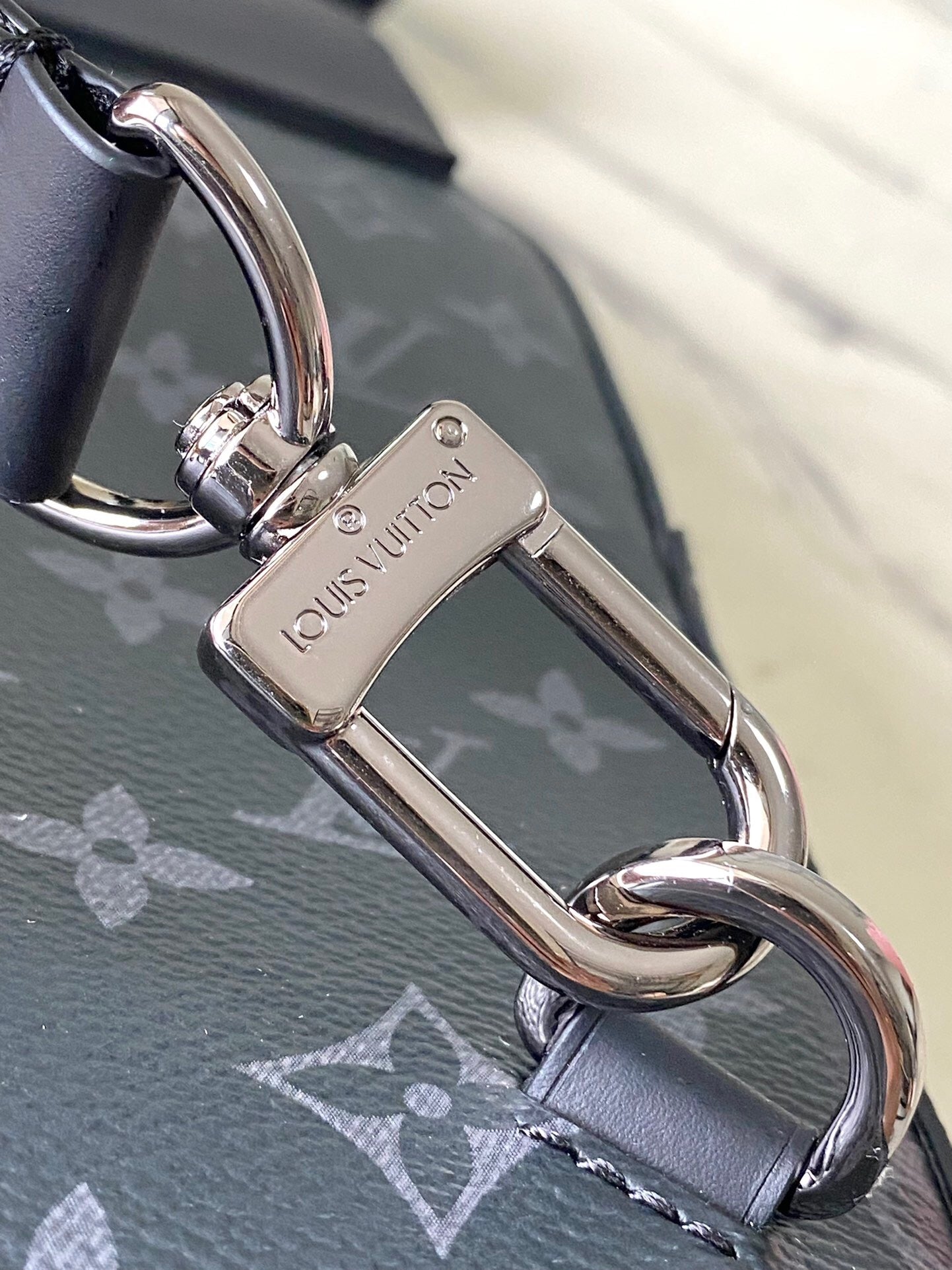 Louis Vuitton Avenue Slingbag