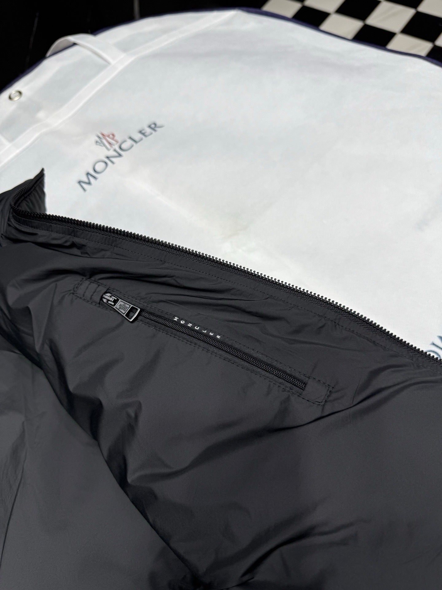 Moncler Chinon Square-Quilted Short Down Jacket "Black"