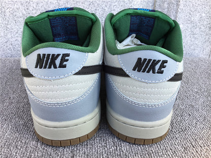 Nike SB Dunk Low "Maple Leaf"