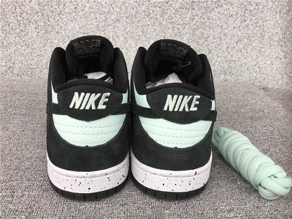 Nike SB Dunk Low "Barely Green"