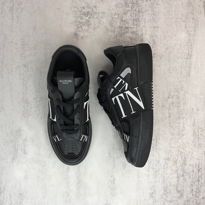 Valentino Garavani VL7N "Black"