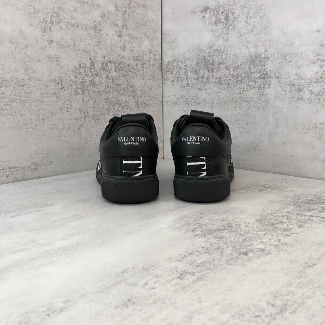Valentino Garavani VL7N "Black"