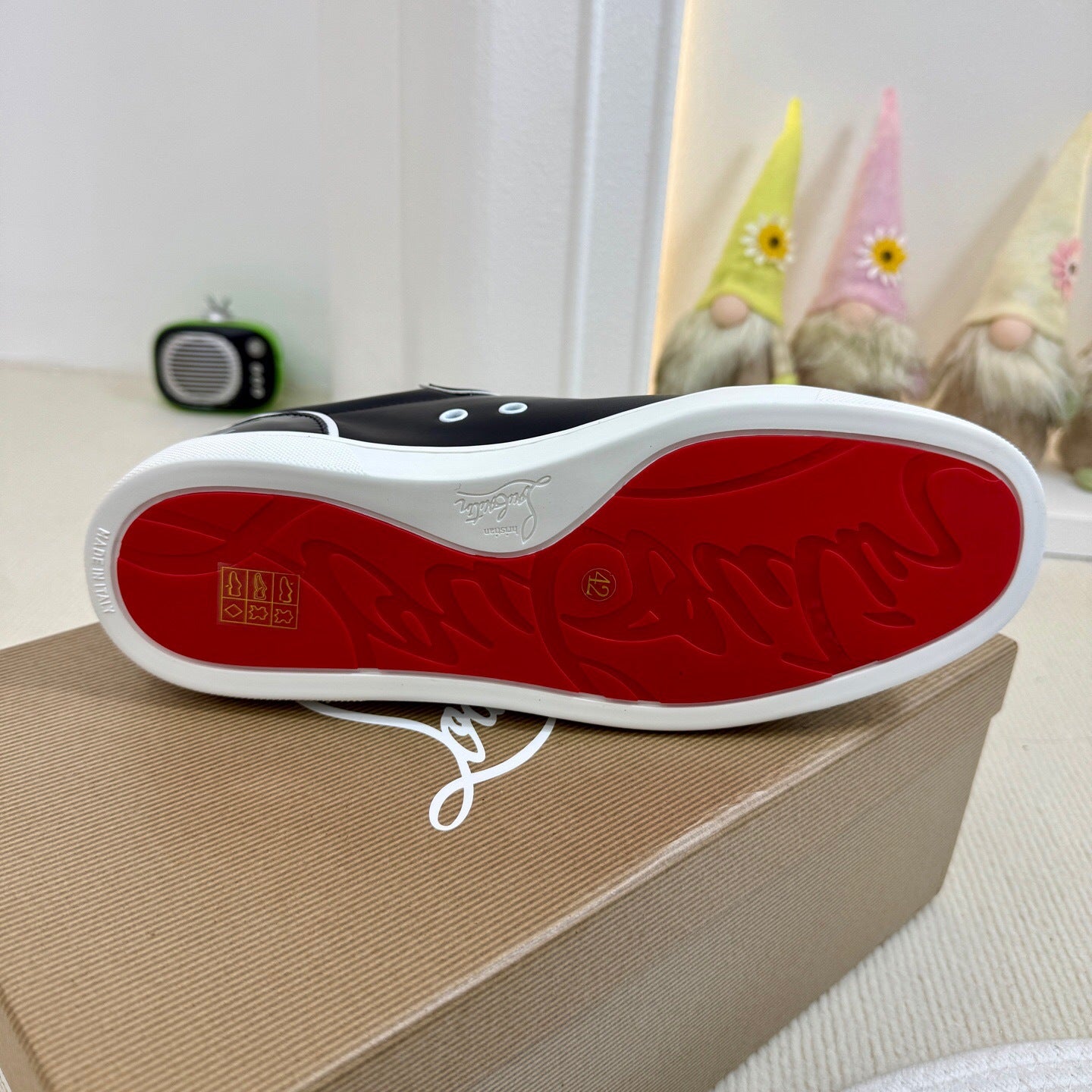 Christian Loubotuin Fun Viera Flat "Black-White"