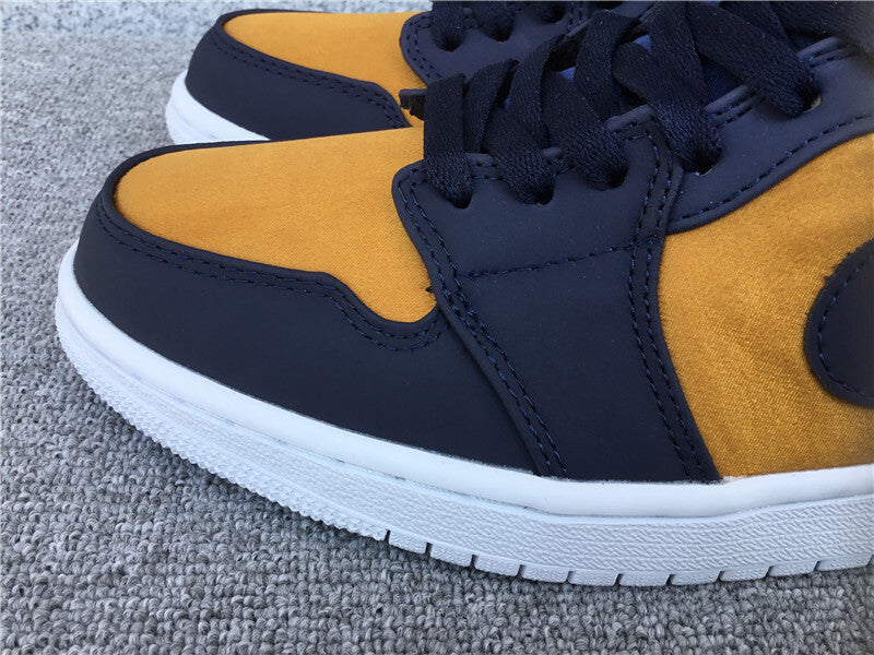 Air Jordan 1 Mid SE "Stain Gold"
