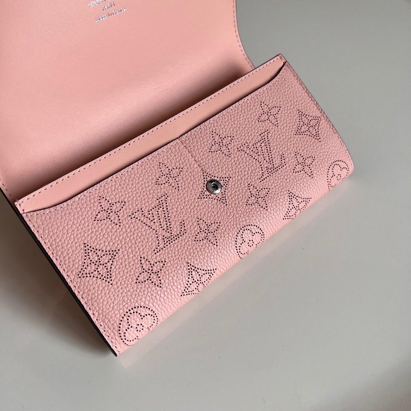 Louis Vuitton iris Wallet "Magnolia Mahina Leather"