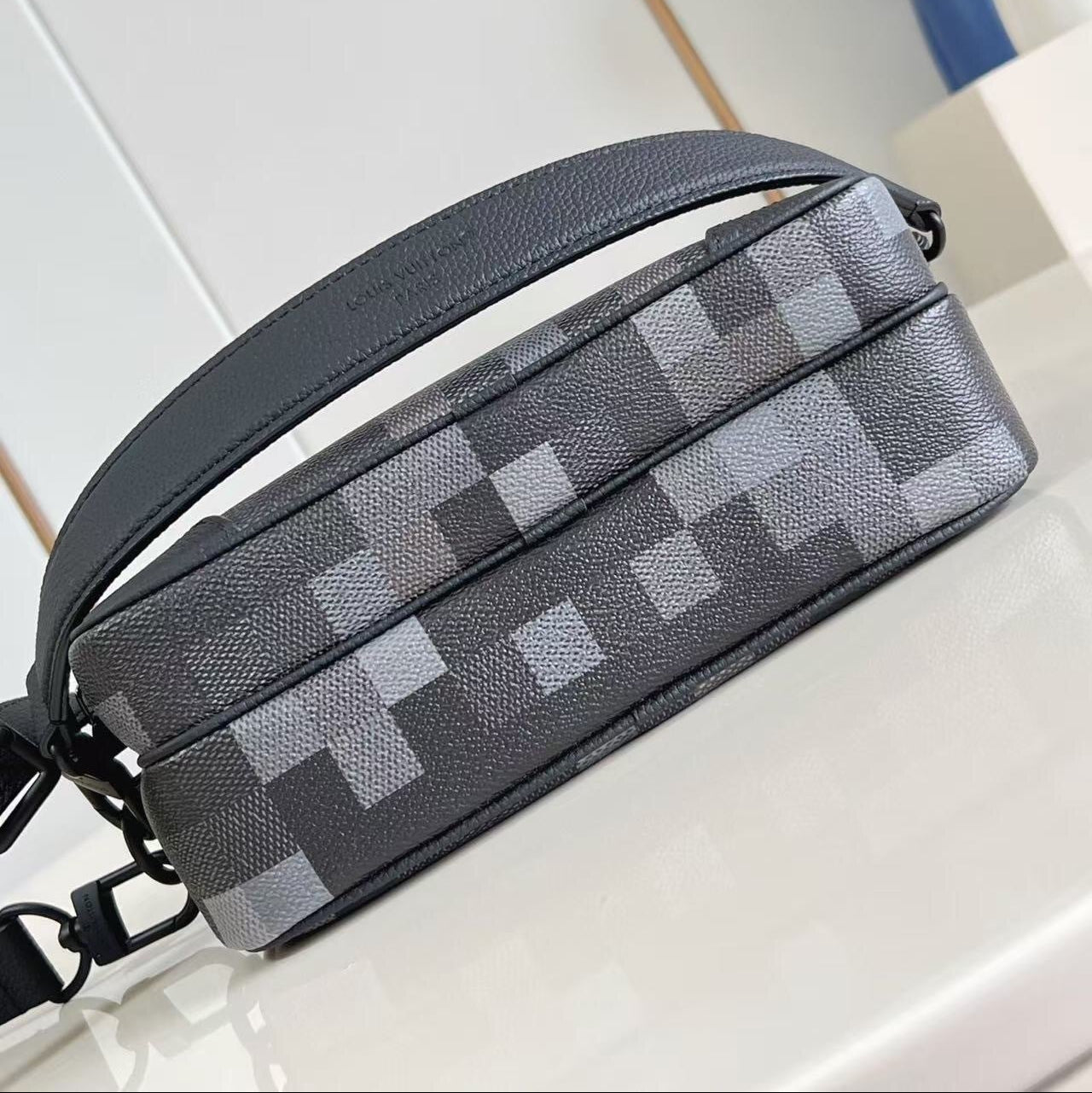 Louis Vuitton Nil Messenger