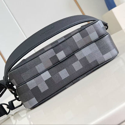 Louis Vuitton Nil Messenger
