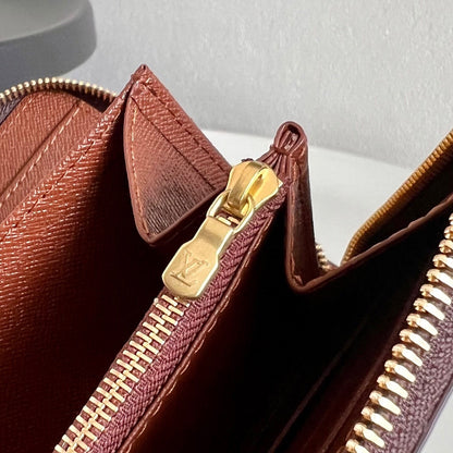 Louis Vuitton Zippy Wallet "Monogram"