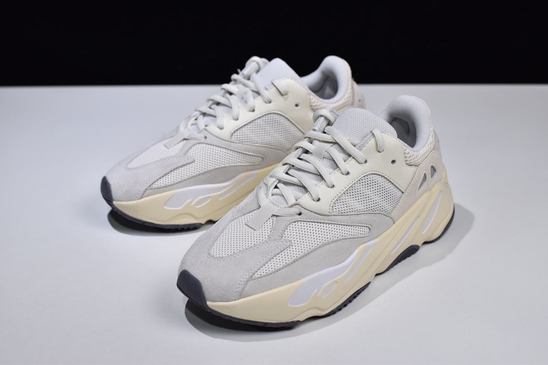 Yeezy 700 "Analog"