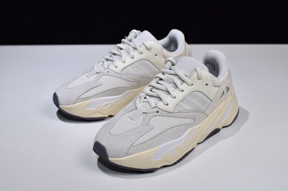 Yeezy 700 "Analog"