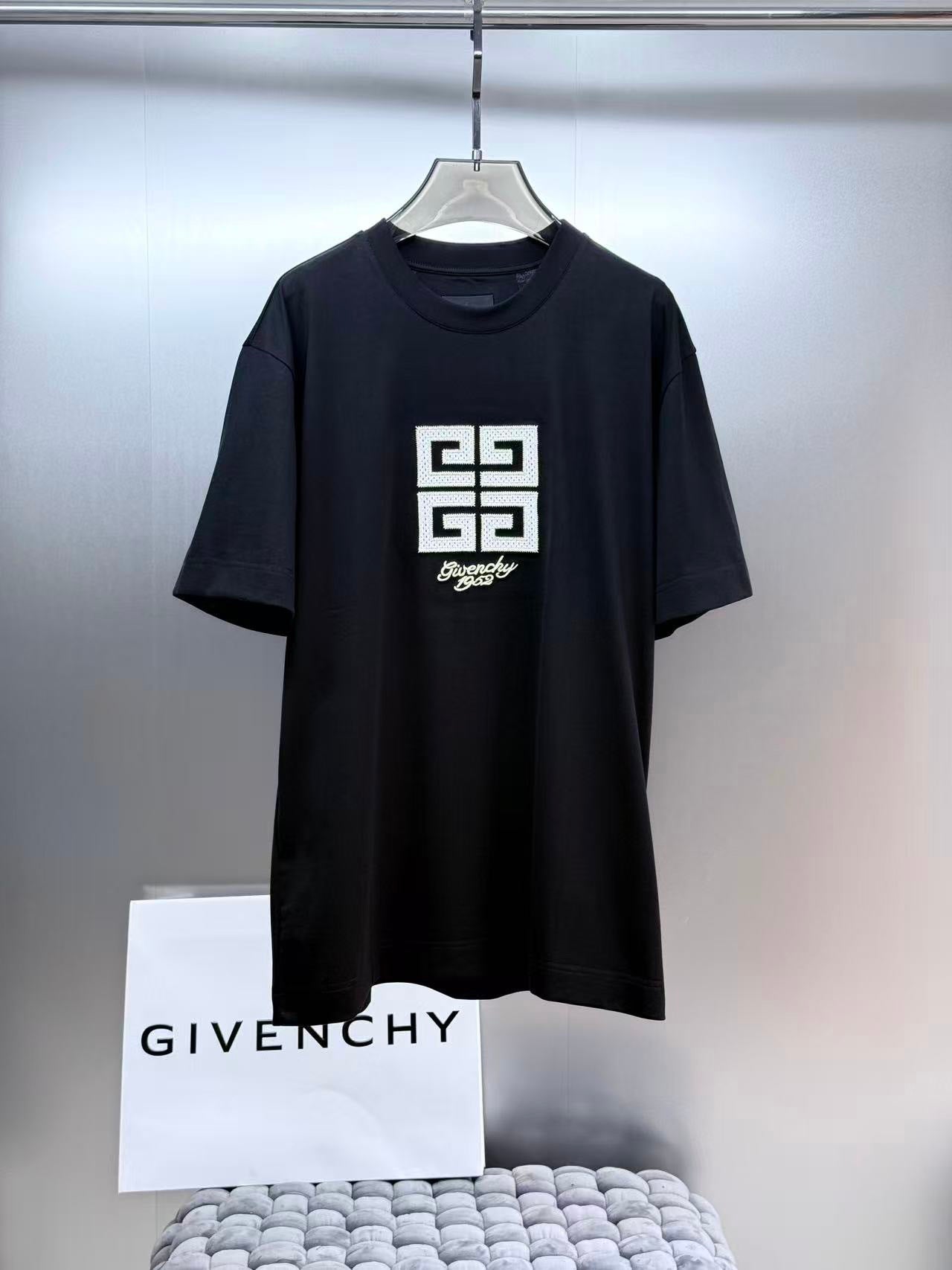 Givenchy 4G Motif Logo T-Shirt "Black"