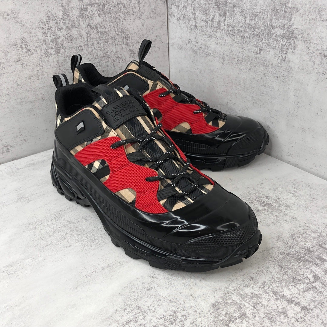 Burberry Arthur "Black-Red"